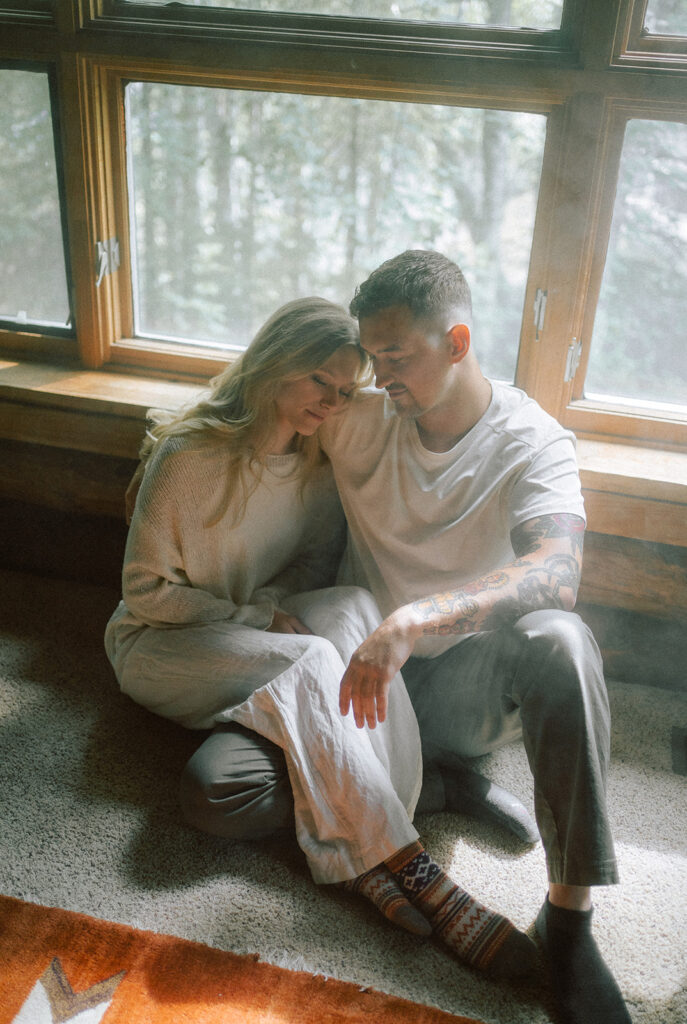 photographer captures couple in a cabin during a cozy photoshoot 