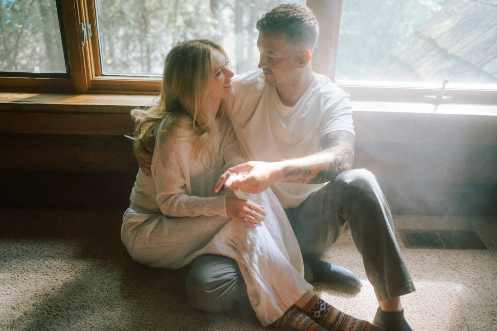photographer captures couple in a cabin during a cozy photoshoot 