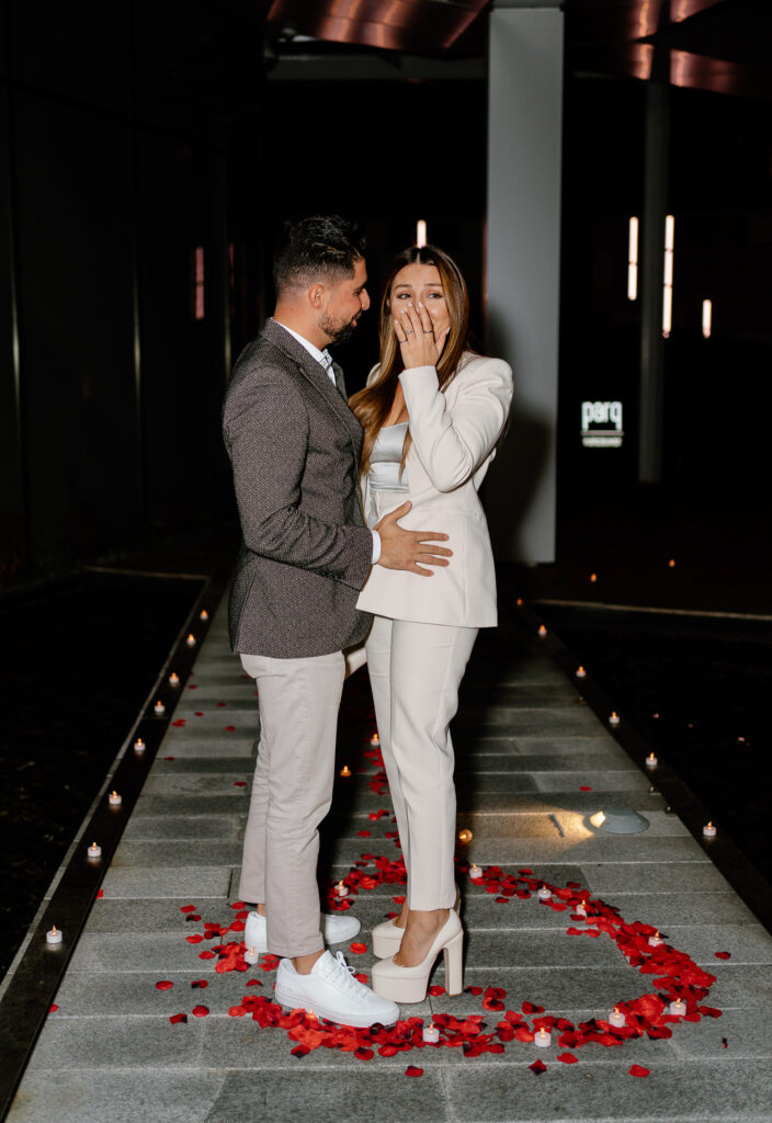 photographer captures surprise proposal at night in the city