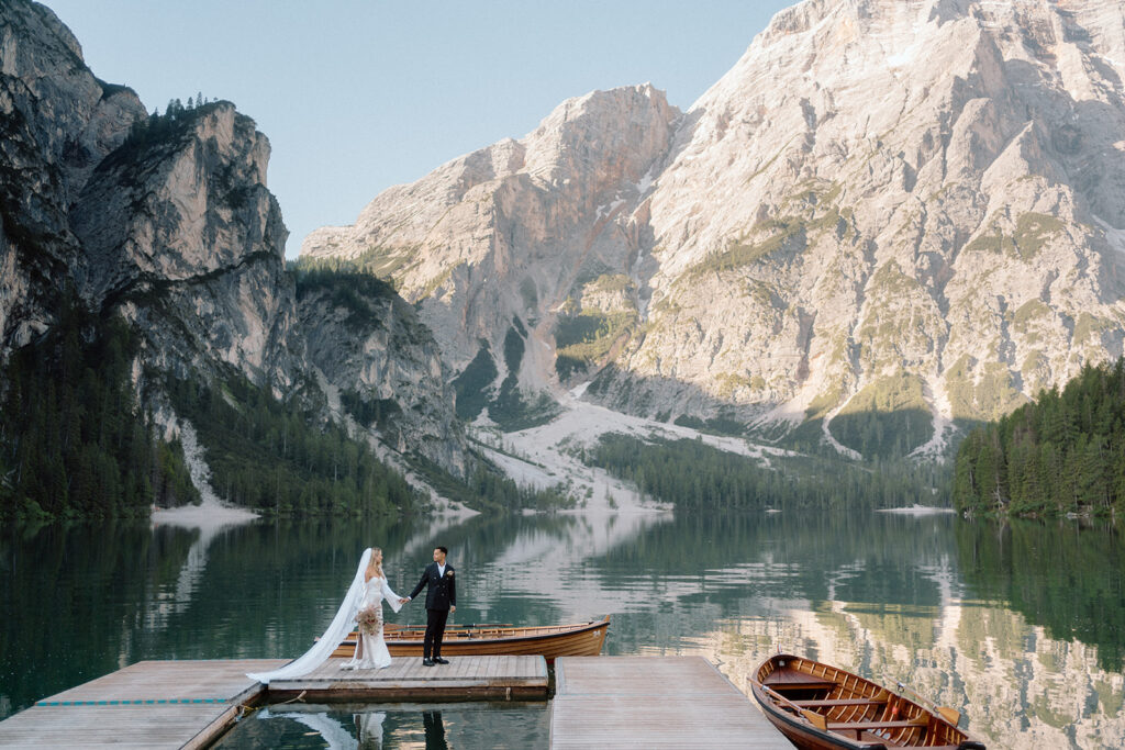 Couple during elopement in Lago di Braies Dolomiti